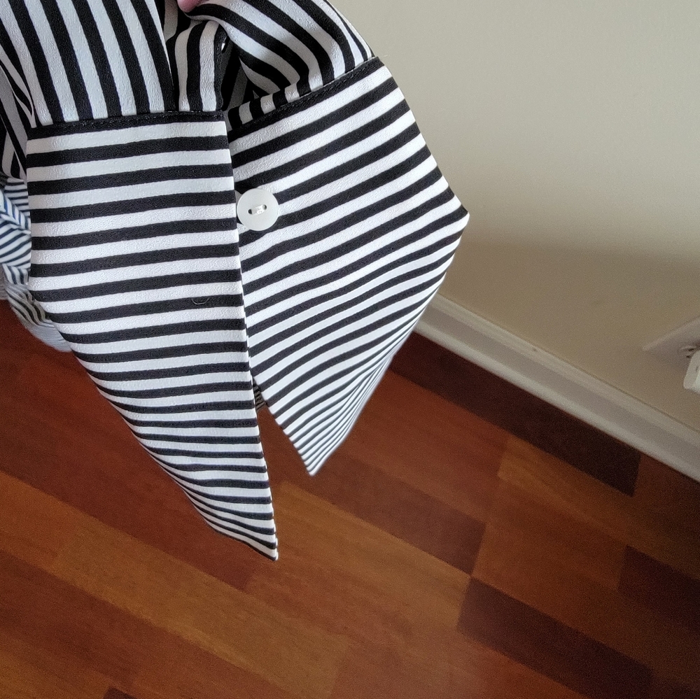 Flattering Side Rouched Blouse - Picture 4 of 4